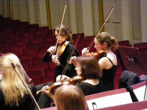 Leden van de violistengroep van het Symfonie Orkest Haerlem